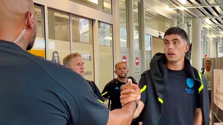 Flughafen Nürnberg: Fußball-Stars landen vor Spiel gegen FCN am Airport - "Rekordpokalsieger"