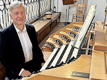 Stadtkantor Burkhard Ascherl nach dem Konzert an der viermanualigen Schmid-Orgel in der Pfarrkirche Mariä Himmelfahrt in Landsberg am Lech