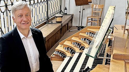 Stadtkantor Burkhard Ascherl nach dem Konzert an der viermanualigen Schmid-Orgel in der Pfarrkirche Mariä Himmelfahrt in Landsberg am Lech