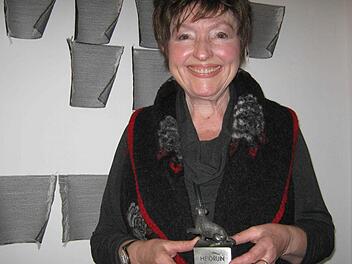 Heidrun Schimmel freut sich über ihren Preis. Ihre einzigartige Textiltechnik fasziniert und begeisterte die Juroren im Kunstverein.  Fotos: Grams/Kahle