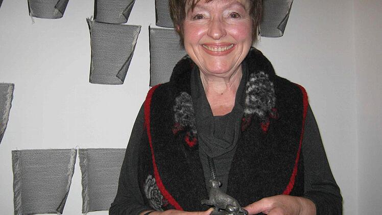 Heidrun Schimmel freut sich über ihren Preis. Ihre einzigartige Textiltechnik fasziniert und begeisterte die Juroren im Kunstverein.  Fotos: Grams/Kahle