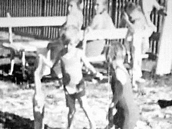 Mit seiner Kamera bannte Wilhelm Heinz die Badefreuden im Muggendorfer Freibad auf Film. Repros: Löwisch
