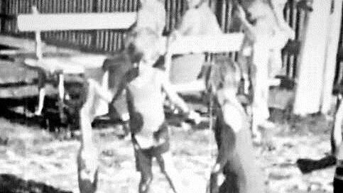 Mit seiner Kamera bannte Wilhelm Heinz die Badefreuden im Muggendorfer Freibad auf Film. Repros: Löwisch