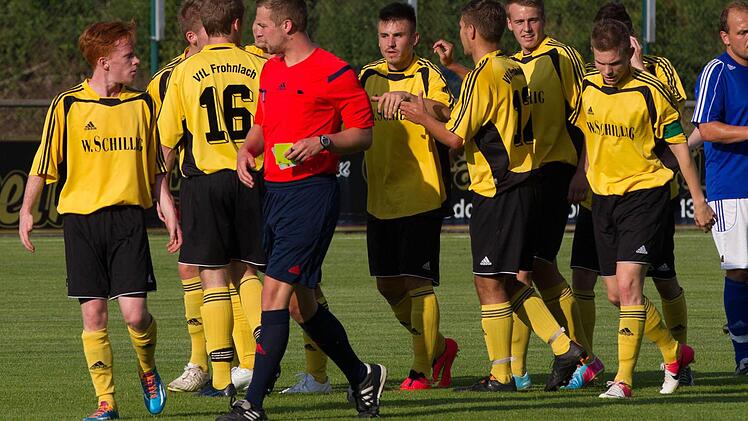 Schiedsrichter Johannes Hamper vom VfR Katschenreuth verteilte einige Gelbe Karten, ließ aber bei einigen Fouls auch Nachsicht walten.