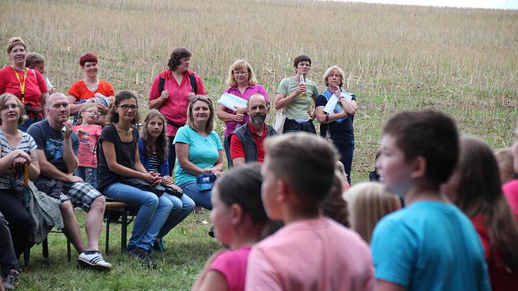 Die Wiese beim Froschbrunnen in Gossenberg war die erste Station beim Jakobsspektakel.