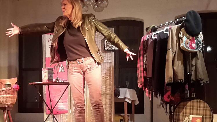 Angelika Beier schlüpfte während des Programms in ganz unterschiedliche Rollen.  Foto: Rolf Pralle