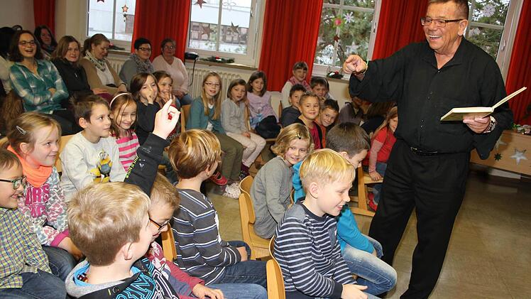 Heinz Bauer begeisterte die Kinder der Grundschule Mainleus als Lesefant, aber als "Vorleser" hatte er auch magische Einlagen parat.  Foto: Sonja Adam