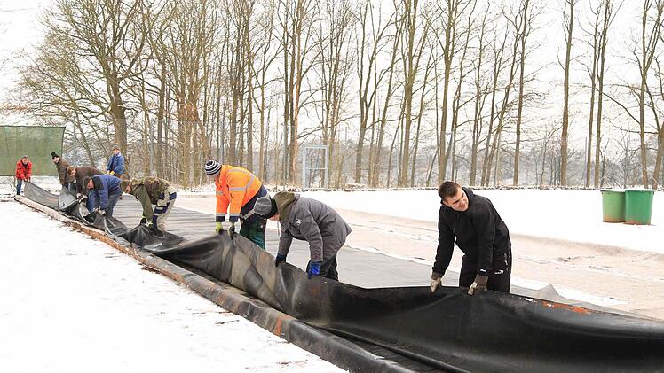 Die Wintersport- und Wanderfreunde Pinzberg präparieren ihre Eisbahn. Foto: Franz Galster