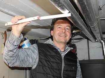 Dieter Spaderna misst die Dämmstärke der Rohrleitungen. Diese im kalten Keller zu isolieren, empfiehlt er dringend. Die Isolierschalen - hier bei einem Nachbarn des Energieberaters in Oberbrunn passend angebracht - sind nicht teuer, helfen aber viel.  Foto: Andreas Schmitt