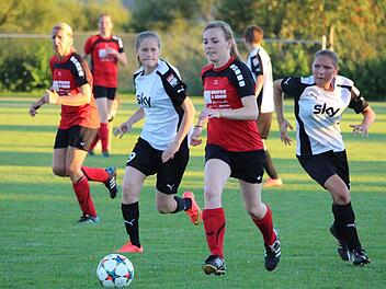 Hochmotiviert und nicht zu stoppen: Sissy Martin von der DJK Schondra (Mitte, rotes Trikot) läuft der Hammelburgerin Eva Schmitt (links, weißes Trikot) mit dem Ball davon und belohnt sich für den beschwingten Auftritt mit dem Tor zum 7:0.  Foto: Sebastian Schmitt