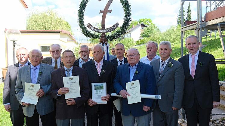 Ehrungsfoto (vorne, von links): Helmut Vogt, Alfred Reuter, Siegfried Gessner, Armand Schum, Kreisobmann Peter Hart, Konrad Unsleber (Vermessungsamt) sowie (hinten von links), Landrat Thomas Bold, Willi Nüsslein, Manfred Reuter, Jürgen Warmuth, Willibald Götz.  Foto: Gerd Schaar