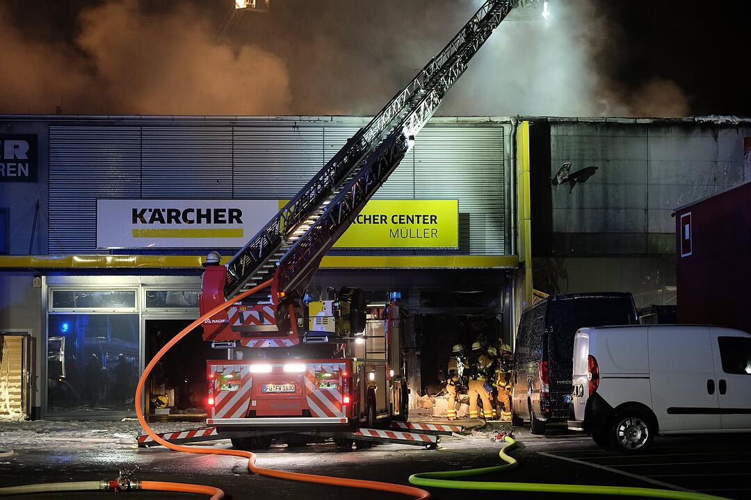 Großbrand zerstört Industriegebäude in Nürnberg
