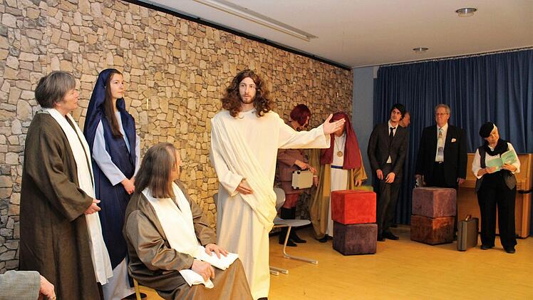 Jesus (Lukas Schmid) ist die zentrale Figur im Passionsspiel.   Foto: Evi Seeger