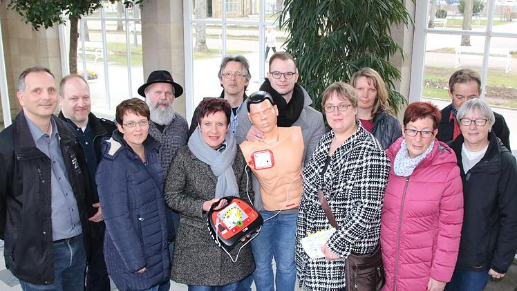 Bilder von der Übung mit dem  Defi. Foto: Ralf Ruppert