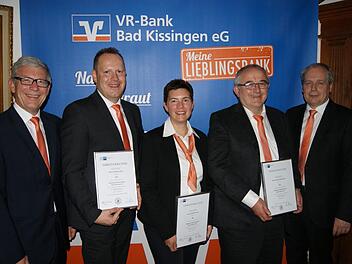 Der Vorstand freute sich mit den Bankjubilaren: Vorstand Jürgen Klubertanz (von links), Jubilar Matthias Diez, Jubilarin Elisabeth Lauer, Jubilar Bertram Paszkowski und Vorstand Roland Knoll. Foto: Beatrix Lieb