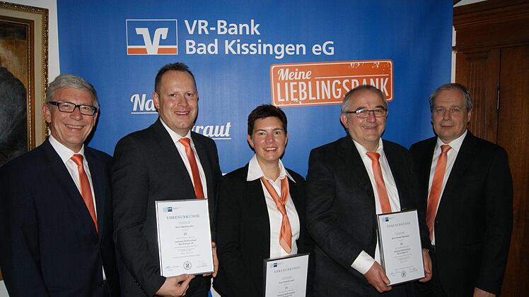 Der Vorstand freute sich mit den Bankjubilaren: Vorstand Jürgen Klubertanz (von links), Jubilar Matthias Diez, Jubilarin Elisabeth Lauer, Jubilar Bertram Paszkowski und Vorstand Roland Knoll. Foto: Beatrix Lieb
