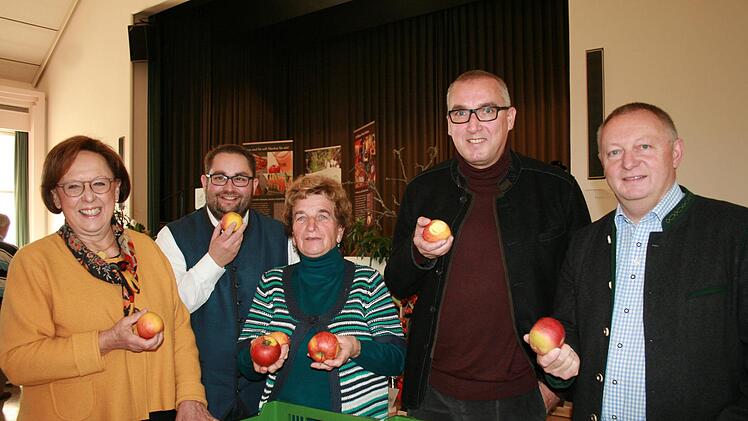 Bezirksrätin Karin Renner (von links), Kreisvorsitzender Markus Stockmann, Ehren-Kreisvorsitzende Irmgard Heinrich, Bürgermeister Andreas Sandwall und Landrat Thomas Bold schmeckt das heimische Streuobst. Foto: Gabriele Sell