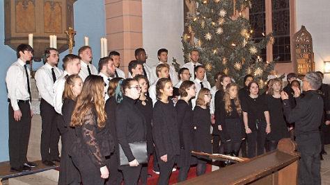 Der Chor der Hamline-Universität unter der Leitung von George S. T. Chu überzeugte bei seinem Konzert in der St.-Maria-Kirche in Schney mit einem vielfältigen Programm. Foto: Alfred Thieret