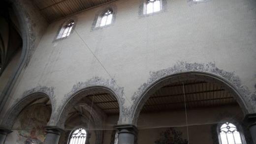 Die gemalten Verzierungen an Festern und B&ouml;gen stammen aus der Echterzeit.  Foto: Markus Hauck/pow