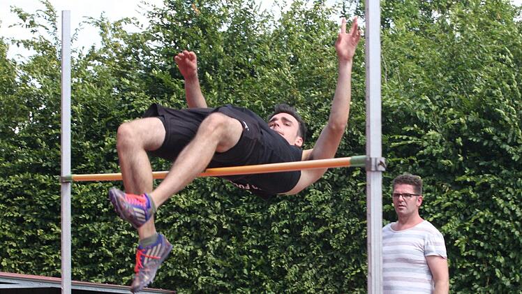 Nichts verlernt hat Timo Reinhart, der ehemalige bayerischer Mehrkampfmeister aus Maßbach. Im Hochsprung meisterte er im Trikot der LG Fulda 1,80 Meter.
