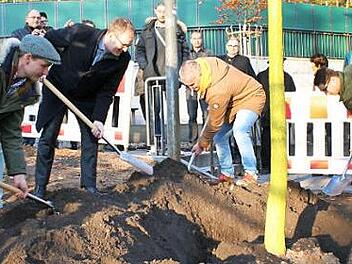 Anwohner halfen Christoph Kintopp, Abteilungsleiter Stadtgr&uuml;n der Stadt Erlangen (l.) und Oberb&uuml;rgermeister Florian Janik (2. v. l.) beim Pflanzen des Baumes. Foto: Stadt Erlangen
