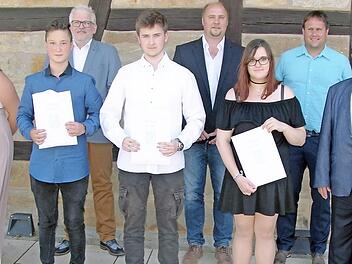 Die Jahrgangsbesten der Mittelschule Sonnefeld mit ihren Abschlusszeugnissen und Vertreter der Schule bzw. Gemeinden (von links): Klassenleiterin Anne Pauls, Luca Riedel, Schulleiter Michael Lege, Szymon Odyjas, André Karl (Vertreter für die Gemeinde Weidhausen), Samara Scharf, André Dehler (Vertreter für die Gemeinde Grub am Forst) und Sonnefelds zweiter Bürgermeister Claus Höcherich Foto: privat