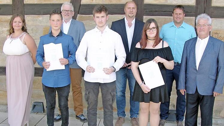 Die Jahrgangsbesten der Mittelschule Sonnefeld mit ihren Abschlusszeugnissen und Vertreter der Schule bzw. Gemeinden (von links): Klassenleiterin Anne Pauls, Luca Riedel, Schulleiter Michael Lege, Szymon Odyjas, André Karl (Vertreter für die Gemeinde Weidhausen), Samara Scharf, André Dehler (Vertreter für die Gemeinde Grub am Forst) und Sonnefelds zweiter Bürgermeister Claus Höcherich Foto: privat