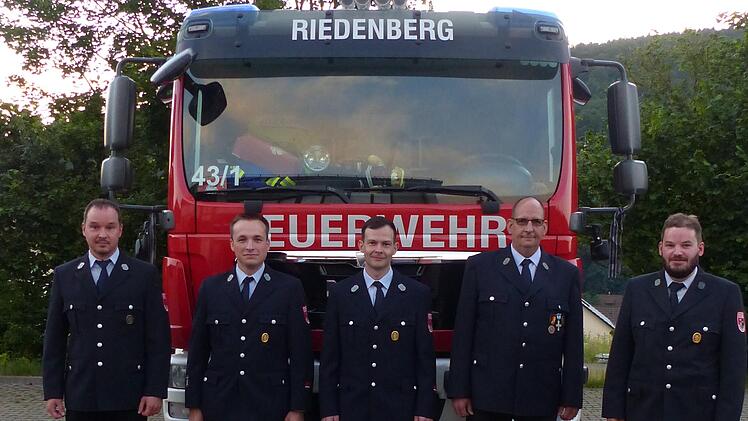 Der Vorstand des Feuerwehrverein (von links) ehemaliger Schriftf&uuml;hrer Andreas Fr&ouml;hlich, neuer Schriftf&uuml;hrer Stefan Leitsch, ehemaliger Kassier Andreas N&uuml;chter, 2. Vorsitzender Ralf Hergenr&ouml;der, neuer Kassier Roman J&auml;ger, 1. Vorsitzender ist Lorenz Statt (nicht im Bild).