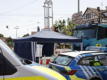 Lkw &uuml;berf&auml;hrt Fahrrad: Radfahrerin verstirbt in N&uuml;rnberg-M&ouml;geldorf