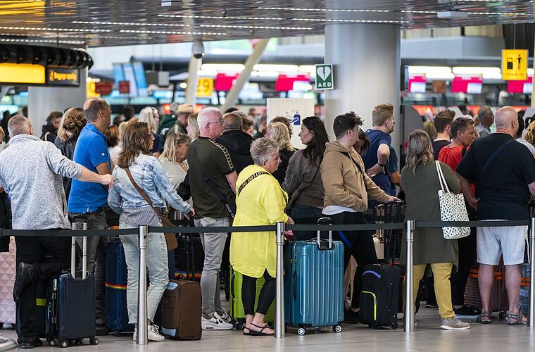 Flughafen Amsterdam senkt Passagierkapazität um 18 Prozent