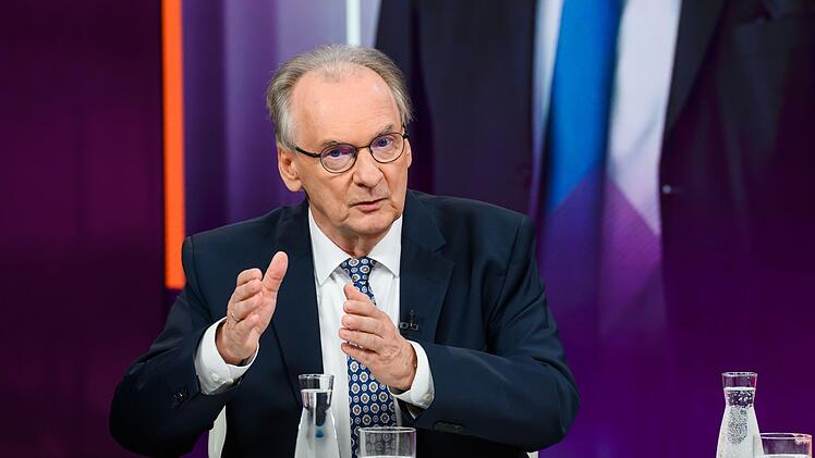 Wie der Rentenstreit gelöst und die jungen CDU-Abweichler auf Kurs gebracht werden könne? "Das muss Jens Spahn machen", sagt Reiner Haseloff, "das ist die Aufgabe des Fraktionsvorsitzenden."