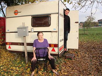 Ist die Unterbringung im Wohnwagen menschenwürdig? Da scheiden sich die Geister.  Fotos: Josef Hofbauer