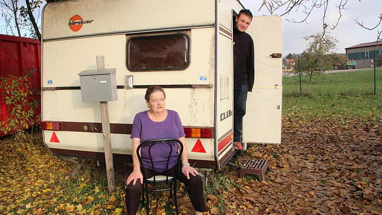Ist die Unterbringung im Wohnwagen menschenwürdig? Da scheiden sich die Geister.  Fotos: Josef Hofbauer