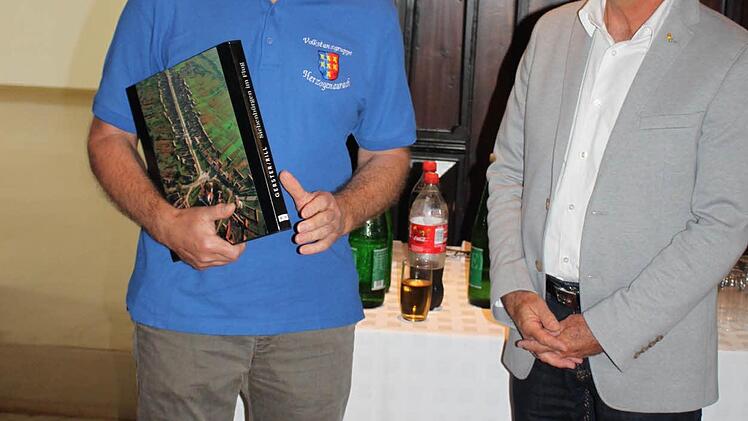 Empfang bei der Stadt Wolfsberg. Vorsitzender Gerhard Berner (l.) und die anderen Tänzer wurden von Bürgermeister Schlagholz begrüßt.