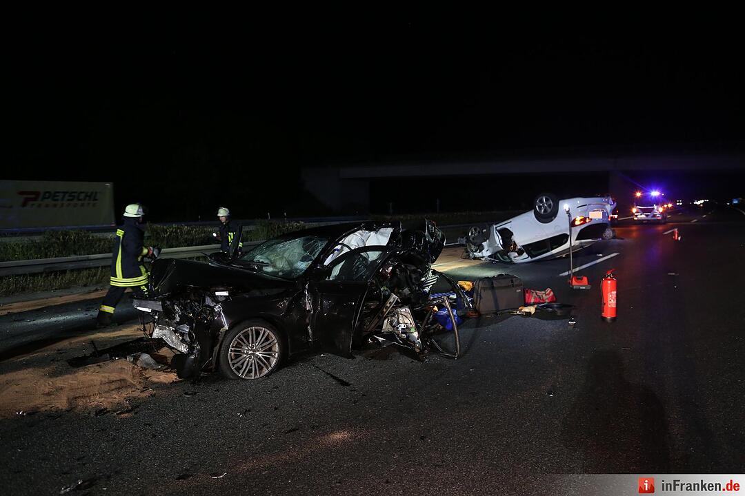 Golf rast in Unfallstelle auf A3