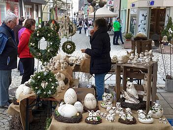Ein Bummel durch die Ludwigstrasse gehörte beim Frühjahrsmarkt in Bad Brückenau dazu. Die Geschäfte hatten geöffnet, draußen lockten dekorative Ständer mit Angeboten.  Foto: Rolf Pralle