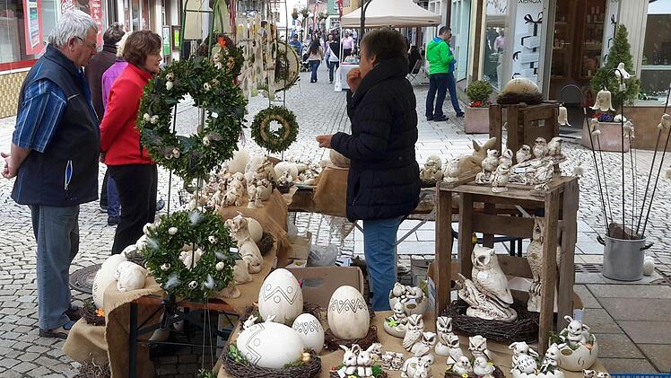 Ein Bummel durch die Ludwigstrasse gehörte beim Frühjahrsmarkt in Bad Brückenau dazu. Die Geschäfte hatten geöffnet, draußen lockten dekorative Ständer mit Angeboten.  Foto: Rolf Pralle