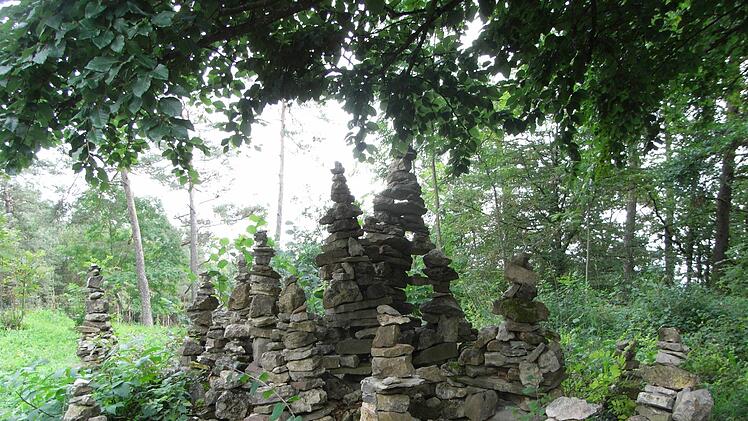 Kleine Steintürmchen nahe der Kirchenruine am Michelsberg. Foto: Joachim Rübel