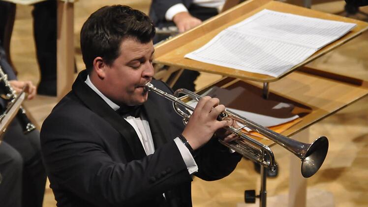 Mit dem Bravourstück "Silberfäden" gab der Trompetensolist Peter Millich dem Konzert eine neue Wendung. Foto: Peter Klopf
