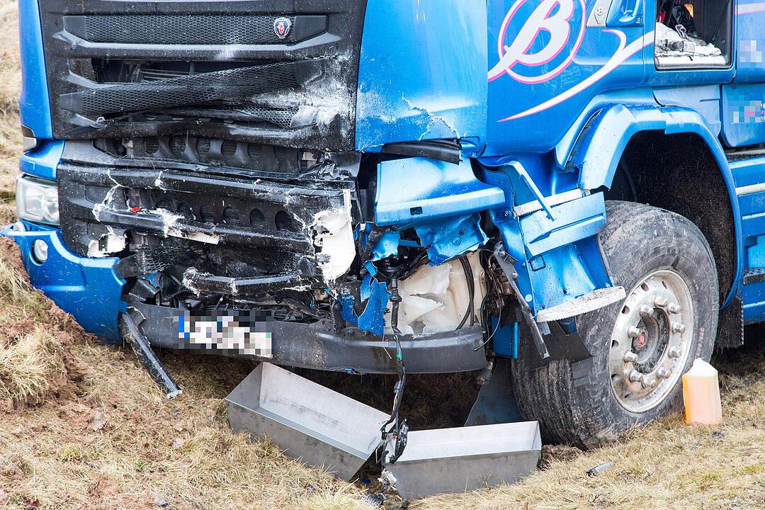 Tödlicher Unfall auf B303: Auto kracht in Lkw und wird mitgerissen