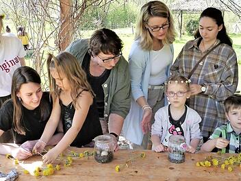 Mit einem einfachen Versuch wird den Kids demonstriert, wie sich das Klima auf der Erde bildet. In der hinteren Reihe Klimaschutzmanagerin Ingrid Flieger (Mitte), rechts neben ihr Monika Hofmann vom Paul-Gerhardt-Kindergarten, rechts Projektleiterin Tina Hämmer-Stosch von der FOS Kulmbach Foto: Werner Reißaus