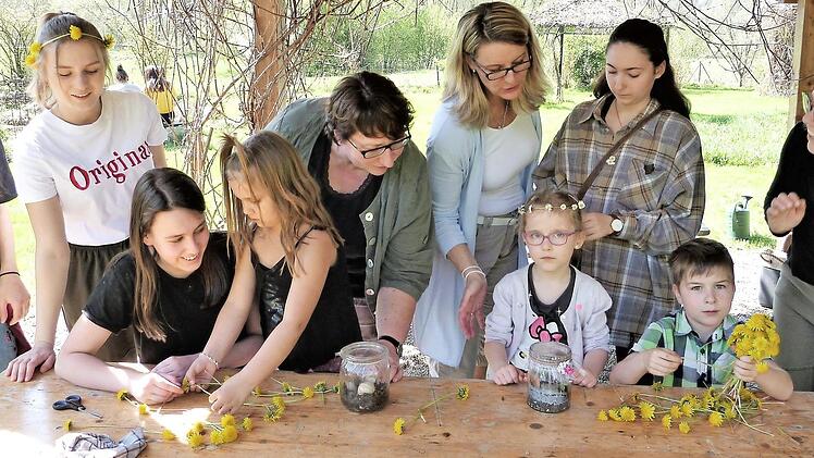 Mit einem einfachen Versuch wird den Kids demonstriert, wie sich das Klima auf der Erde bildet. In der hinteren Reihe Klimaschutzmanagerin Ingrid Flieger (Mitte), rechts neben ihr Monika Hofmann vom Paul-Gerhardt-Kindergarten, rechts Projektleiterin Tina Hämmer-Stosch von der FOS Kulmbach Foto: Werner Reißaus