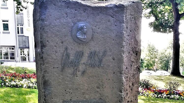 Der Gedenkstein für den Geologen und Mineralogen Mathias Ritter von Flur (1756-1823) in Straubing. Foto: Sigismund von Dobschütz