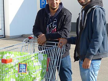 Mostapha (l.) und sein Bruder Ibo Mohamed haben wieder für andere eingekauft. Foto: Julian Megerle