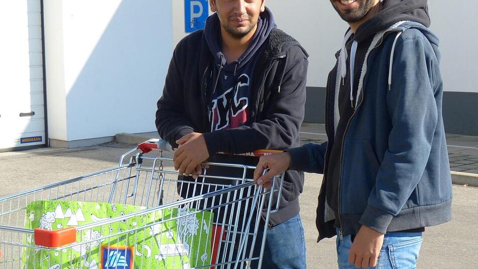 Mostapha (l.) und sein Bruder Ibo Mohamed haben wieder für andere eingekauft. Foto: Julian Megerle