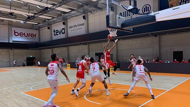 Der Bamberger Kenneth Ogbe beim Korbleger, links David Kravish Foto: Brose Bamberg
