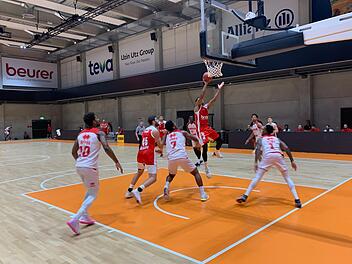 Der Bamberger Kenneth Ogbe beim Korbleger, links David Kravish Foto: Brose Bamberg
