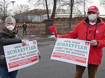 Paul Hümmer und Gertrud Strätz von der SPD-Arbeitsgemeinschaft für Arbeitnehmerfragen (AfA) machten sich vor dem Werkstor für den Erhalt der Arbeitsplätze bei Schaeffler in Eltmann stark.