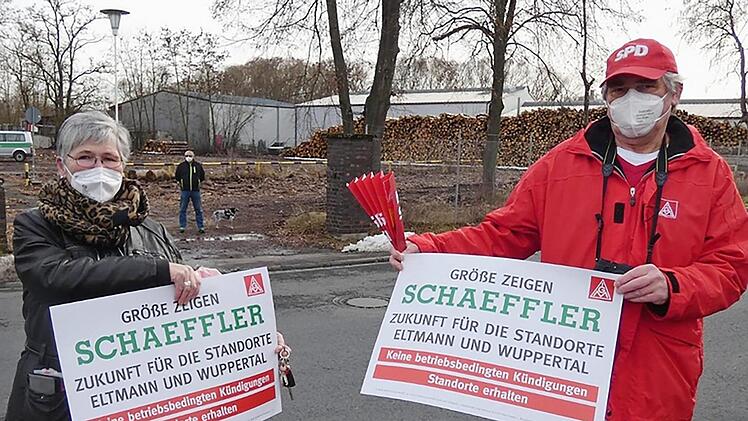 Paul Hümmer und Gertrud Strätz von der SPD-Arbeitsgemeinschaft für Arbeitnehmerfragen (AfA) machten sich vor dem Werkstor für den Erhalt der Arbeitsplätze bei Schaeffler in Eltmann stark.