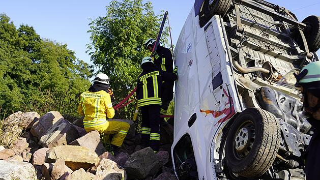 Schweren Situationen stellten sich die Wehrleute bei ihrer THL &Uuml;bung in Burkardroth. Foto: Ariel Karwacki